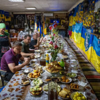 The Ukrainian cafe serving soldiers free food and motherly love