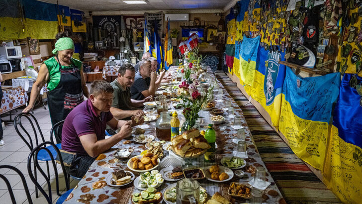 The Ukrainian cafe serving soldiers free food and motherly love