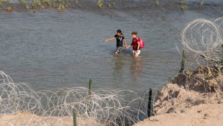 Texas traps pregnant migrants in razor wire, pushes kids back into Rio Grande, state trooper complains